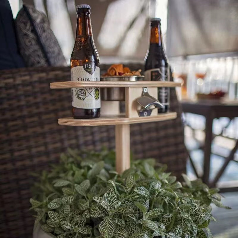 Table en bois avec porte-verres à vin
