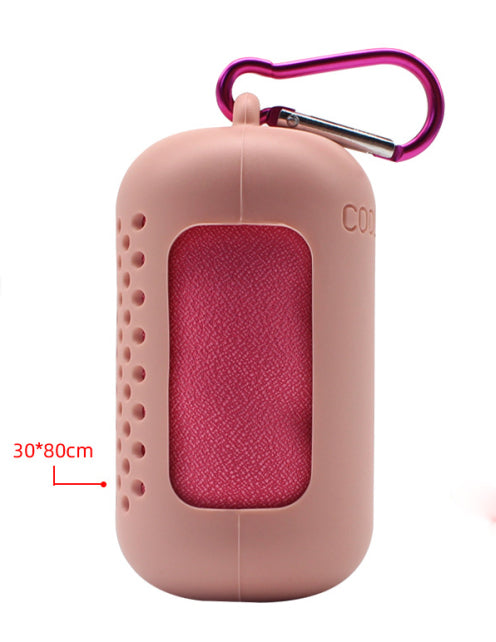 Serviette rafraîchissante dans un étui à mousqueton