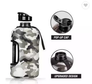 Bouteille d'eau bleue - En bateau