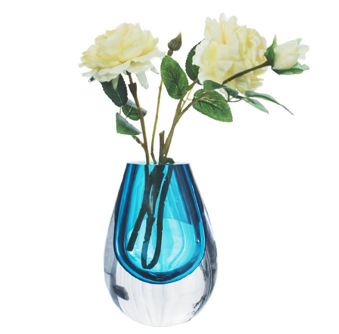 Vase en verre artistique bleu profond avec bourgeons de mer
