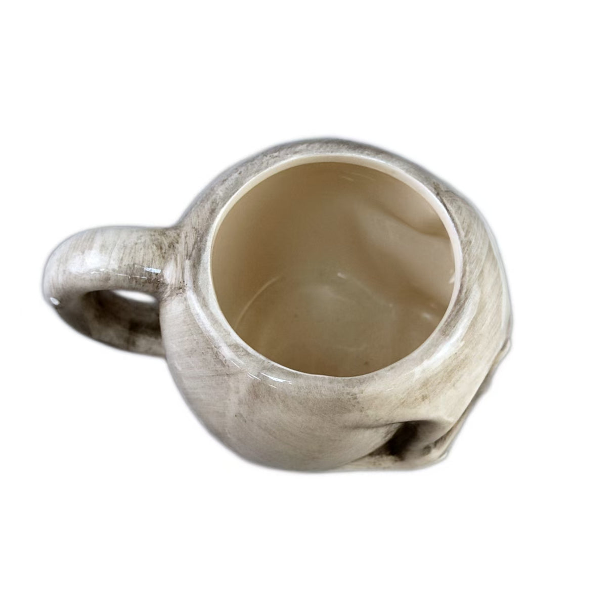 Tasse en céramique en forme de crâne