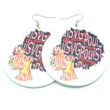 Pendientes redondos de madera con dije africano 