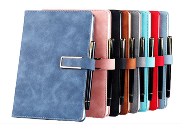 Cahier d'étudiant avec stylo 