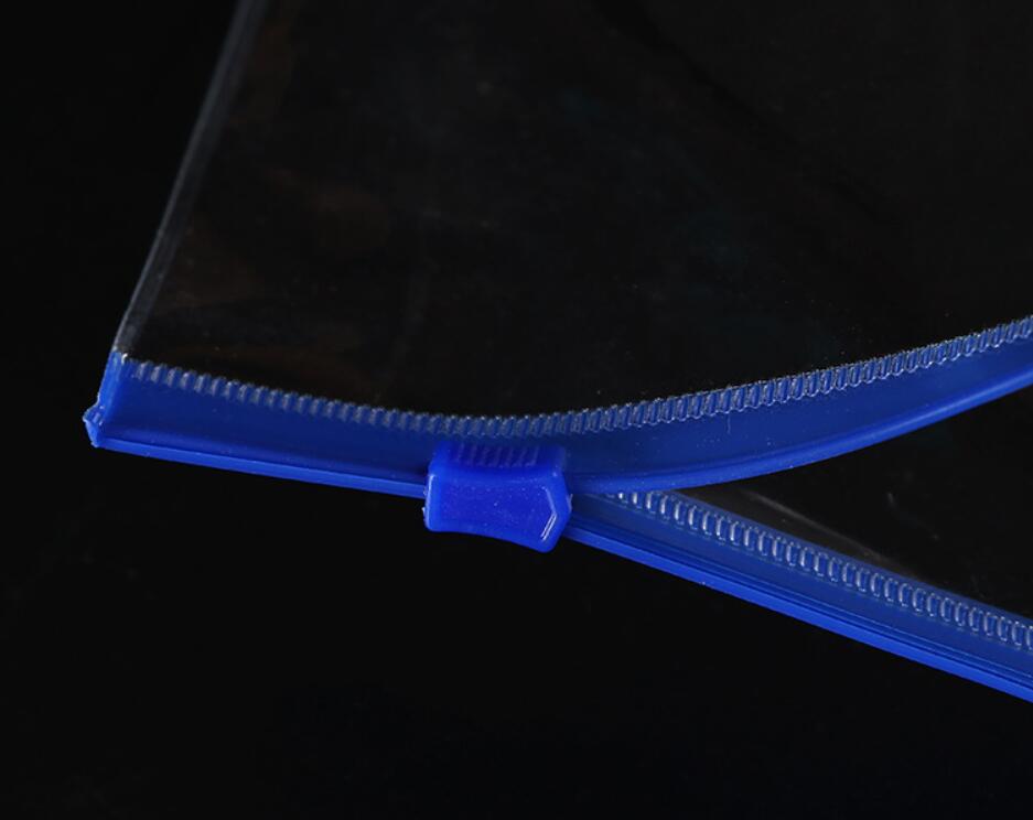 Un sac en vinyle transparent avec un S vert émeraude 