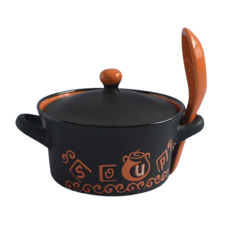 Avec un bol à soupe à la cuillère 