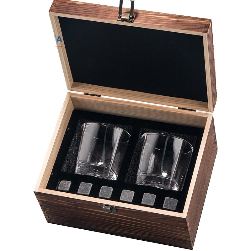 Coffret en bois avec verres à whisky 