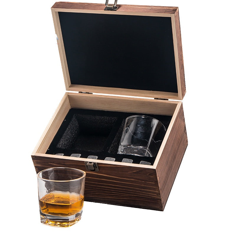 Coffret en bois avec verres à whisky 