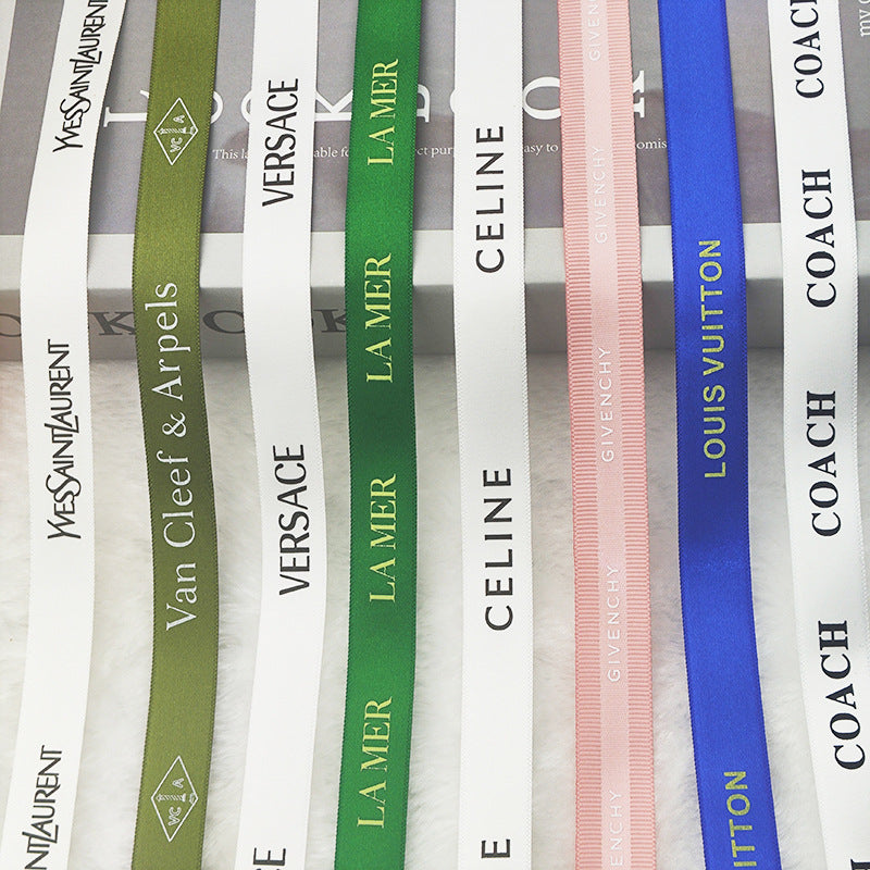 Ruban de satin avec coupe en angle 